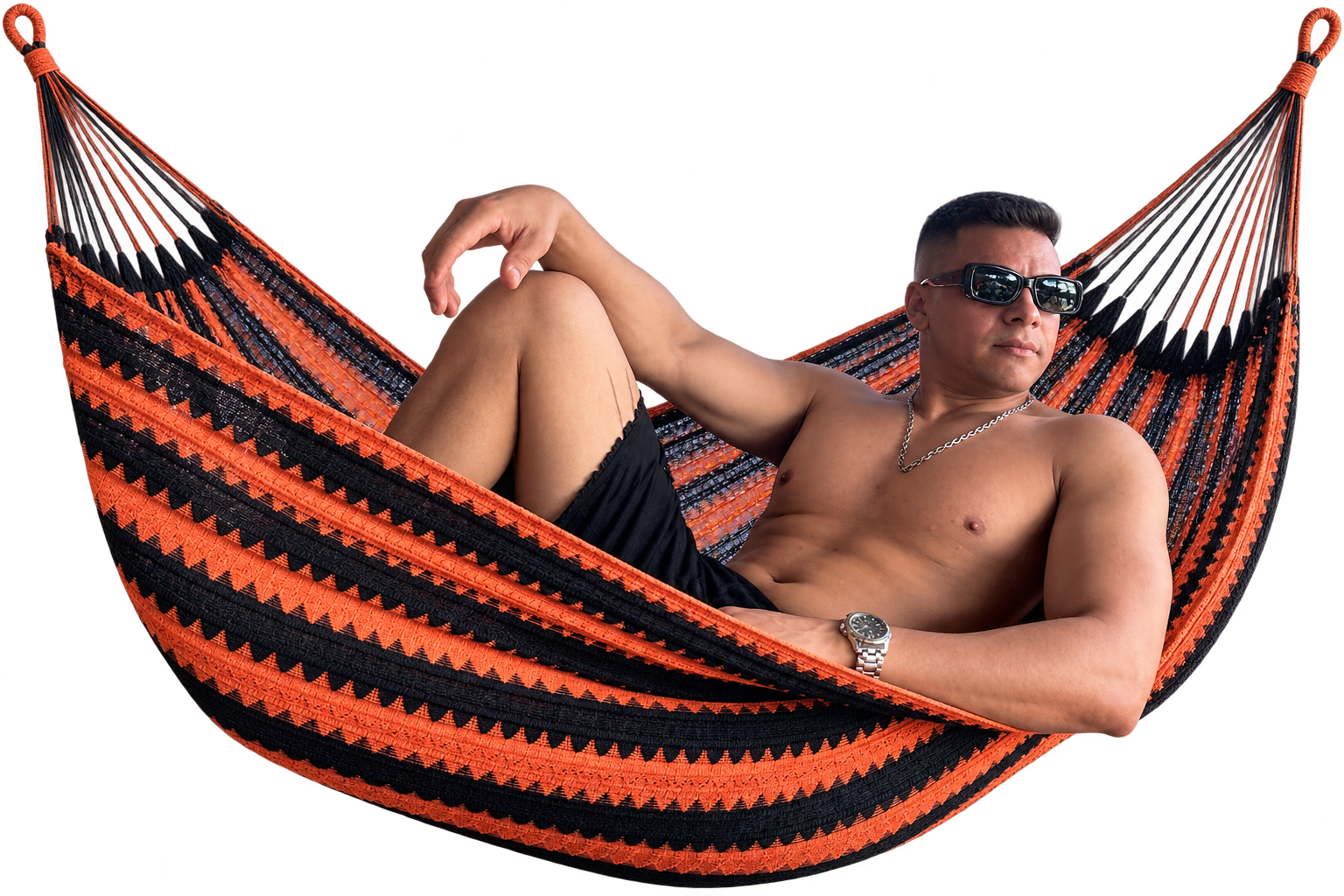 Cleuton de óculos escuros, relaxando em uma rede laranja e preta